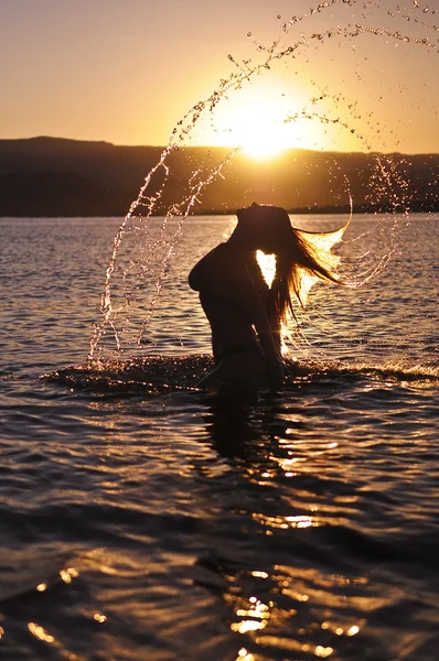 Dziewczyna kąpieli na zachodzie słońca — Zdjęcie stockowe