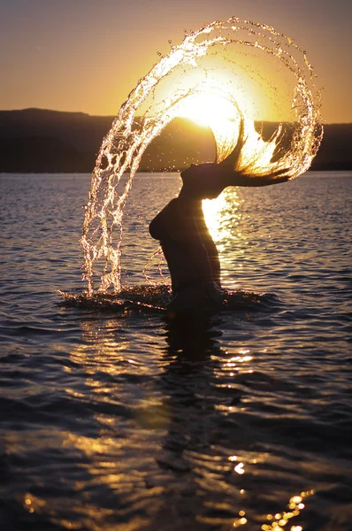 Fille se baigner au coucher du soleil — Photo