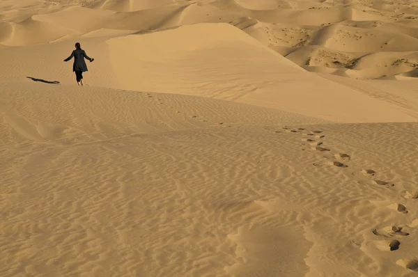 Dziewczyna na pustyni — Zdjęcie stockowe