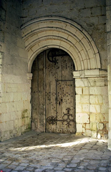 Fontevraud kyrkliga dörren i skuggan — Stockfoto