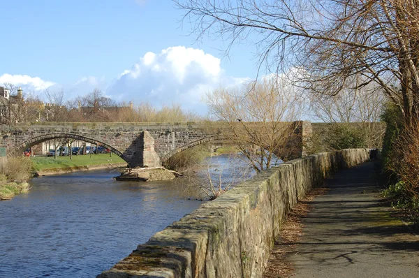 Oude brug over de rivier esk in musselburgh — Stockfoto