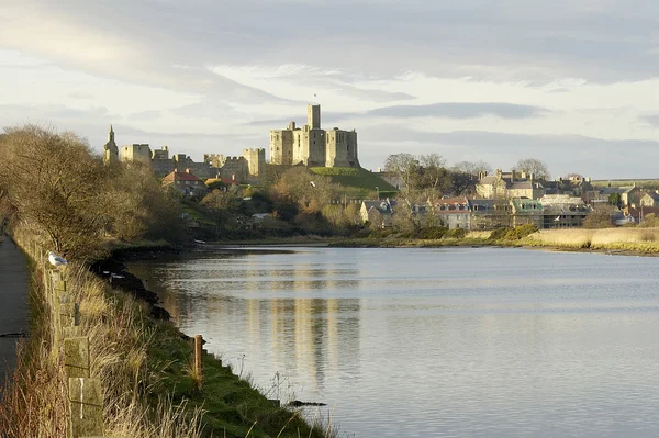 Warkworth kasteel en rivier aln — Stockfoto