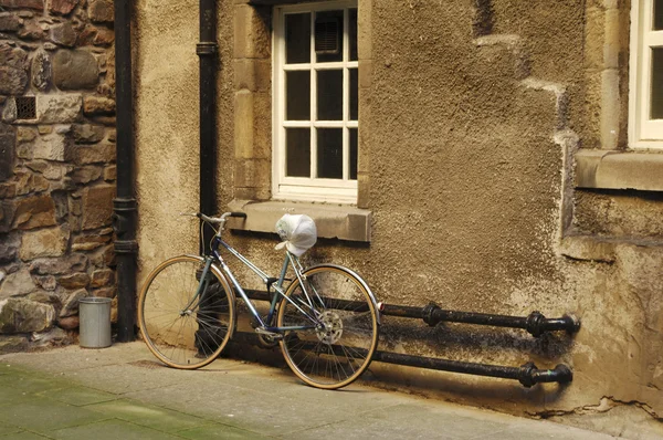 stock image Bicycle in Edinburgh close