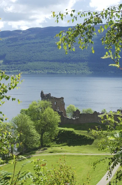 Ruins of castle Urquhart on loch Ness — Stock Photo, Image