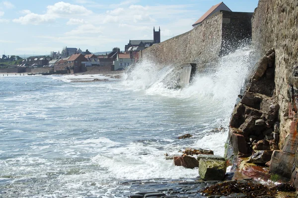 Deniz duvara karşı çökmesini dalgaları — Stok fotoğraf