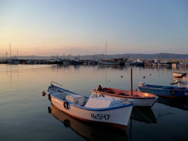 Görünüm Körfezi ve balıkçı tekneleri günbatımında. Bulgaristan, nessebar.