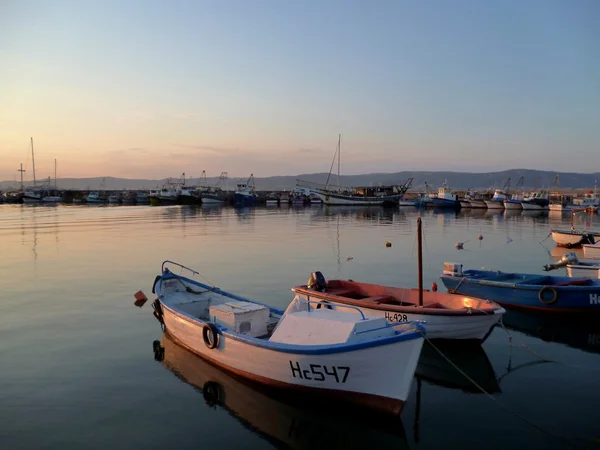 Vista de la bahía y barcos de pesca al atardecer. Bulgaria, Nessebar . — Foto de Stock