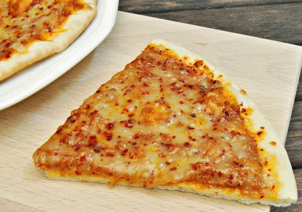 Pizza de queso y tomate — Stockfoto