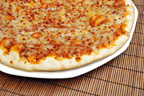 Pizza de queso y tomate — Foto de Stock