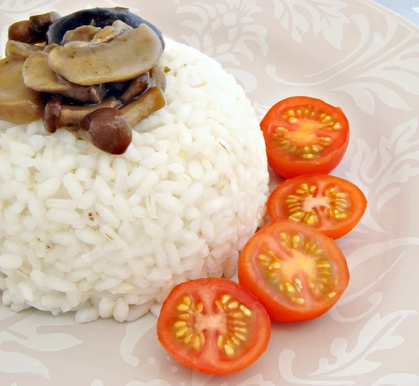 Arroz blanco con setas y tomate — Stockfoto