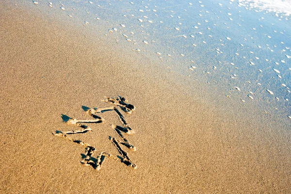 砂の上にクリスマス ツリー — ストック写真