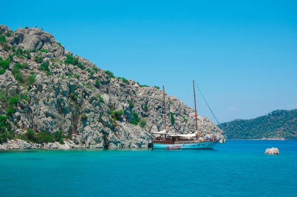 El pequeño barco en el hermoso mar azul de la Turquía — Foto de Stock