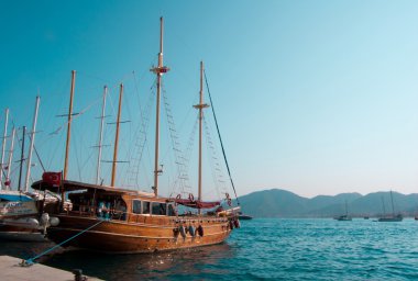Türkiye'nin güzel mavi denizde küçük beyaz tekne olduğunu