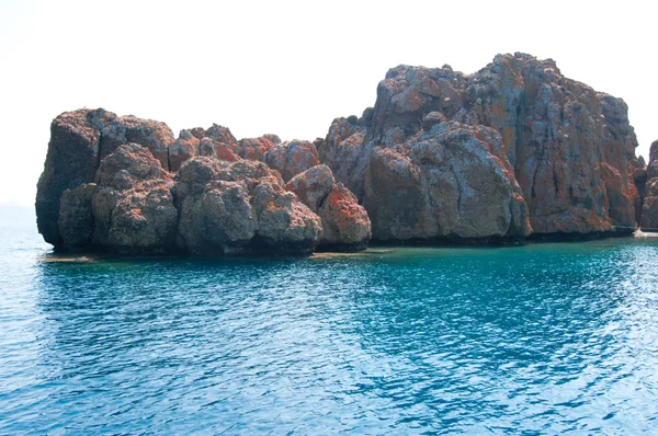 Isla de piedra en el mar Egeo Turquía — Foto de Stock