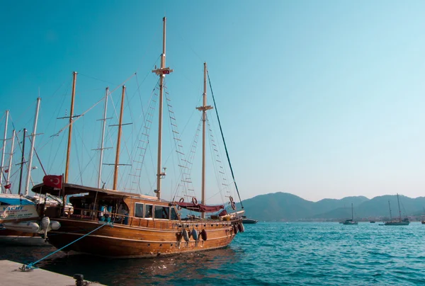 El pequeño barco blanco está en el hermoso mar azul de la Turquía — Foto de Stock