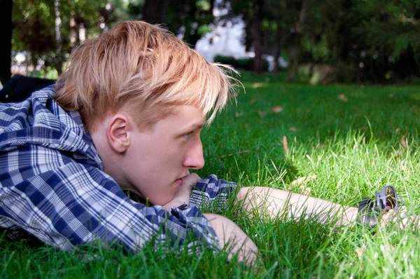 Młodego człowieka na zielonej trawie — Zdjęcie stockowe