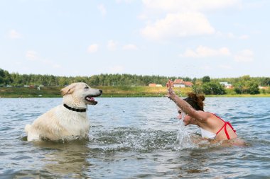 Kız köpekle suda oynamak