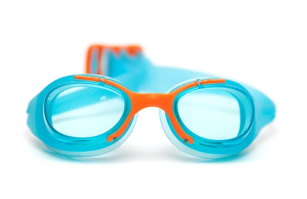Óculos azuis para nadar em fundo branco — Fotografia de Stock