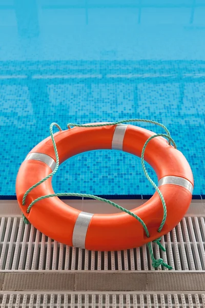 Lifebuoy em água azul na piscina — Fotografia de Stock