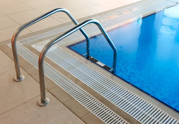 Escalera de piscina — Foto de Stock