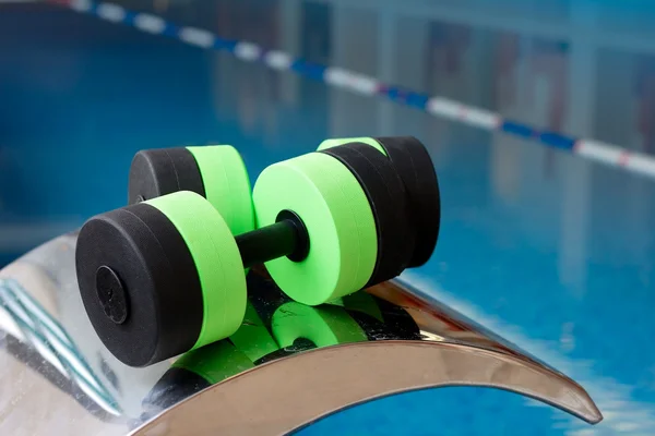 Dumbell aqua aerobik için — Stok fotoğraf