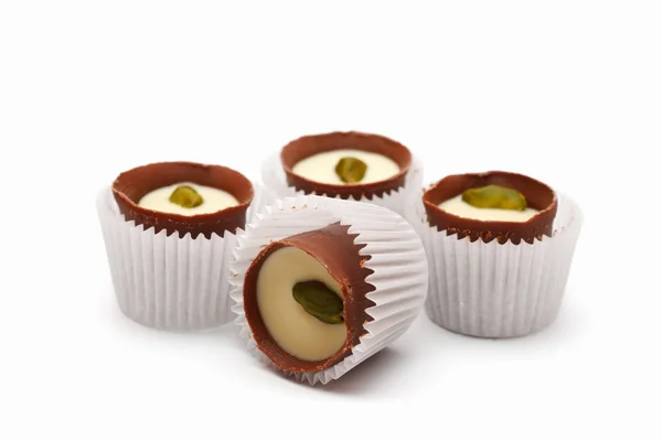 Chocolates mixtos amontonados en blanco — Foto de Stock