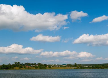 Göl üzerinde Cumulus bulutları