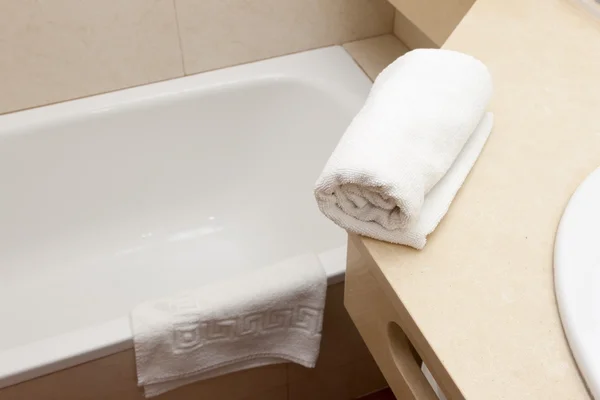 Белые полотенца в ванной комнате — стоковое фото