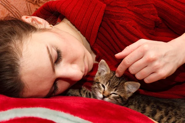 Νεαρή γυναίκα να κοιμάται με το γατάκι — Φωτογραφία Αρχείου