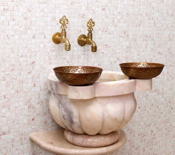 Faucets and copper bowl in turkish hamam — Stock Photo, Image
