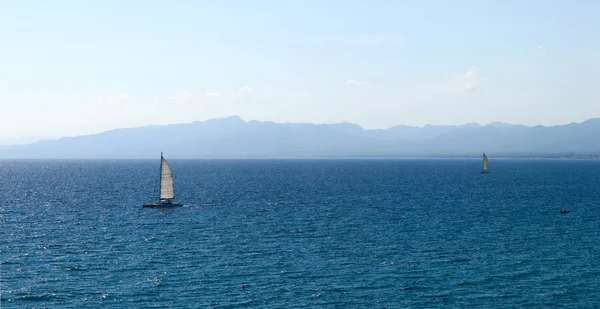 Jacht w regatach na błękitne morze — Zdjęcie stockowe