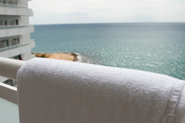 Asciugamano bianco su corrimano — Foto Stock