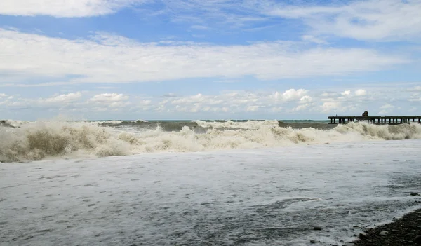 Буря в море, волны на пирсе — стоковое фото