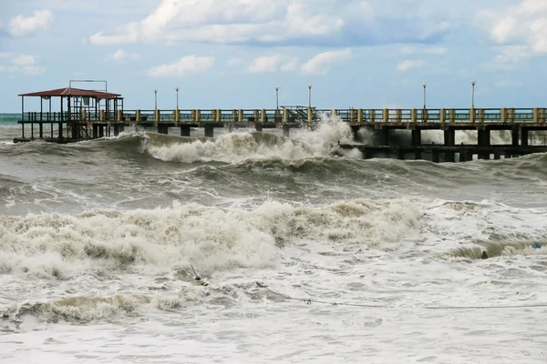 Буря в море, волны на пирсе — стоковое фото