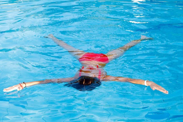 Girl floats on water — Stock Photo, Image