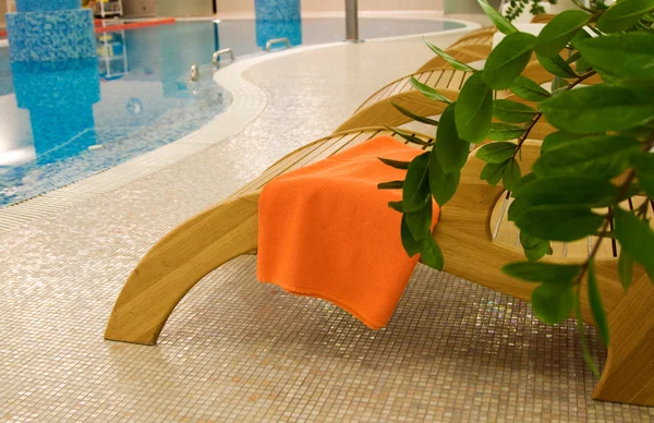Relaks krzesła z ręcznikiem — Zdjęcie stockowe