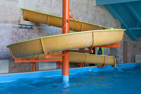 Vattenrutschbana i aquapark — Stockfoto