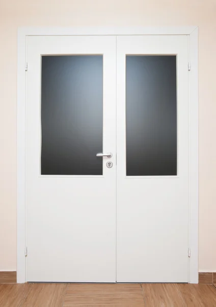 Białe drzwi zamknięte — Zdjęcie stockowe
