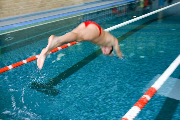 Zwemmer springen in het zwembad — Stockfoto