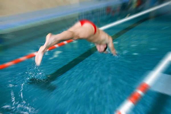 Плавець стрибає в басейні — стокове фото