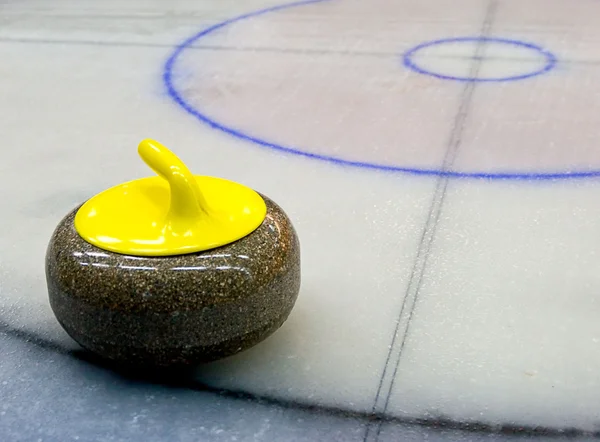 Buz üzerinde Curling taşı — Stok fotoğraf