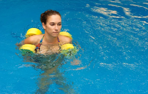 Femme dans l'eau séjour avec haltères — Photo