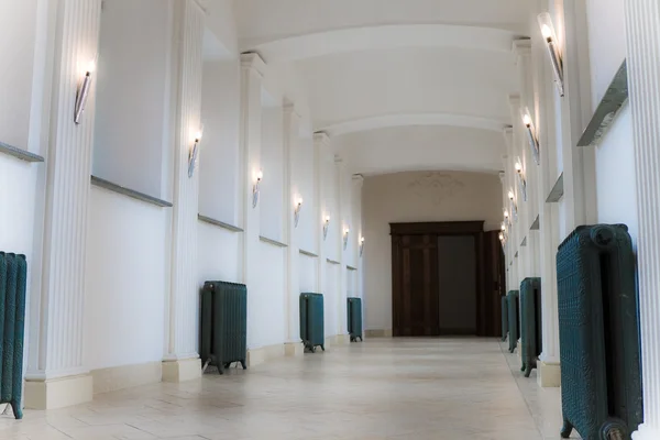 Corridoio vuoto con lampade — Foto Stock