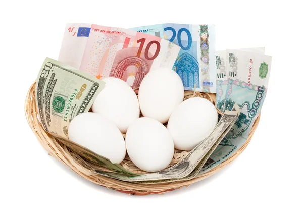 Jaja z pieniędzy w koszyku — Zdjęcie stockowe