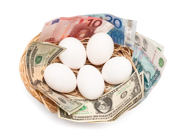 Jaja z pieniędzy w koszyku — Zdjęcie stockowe