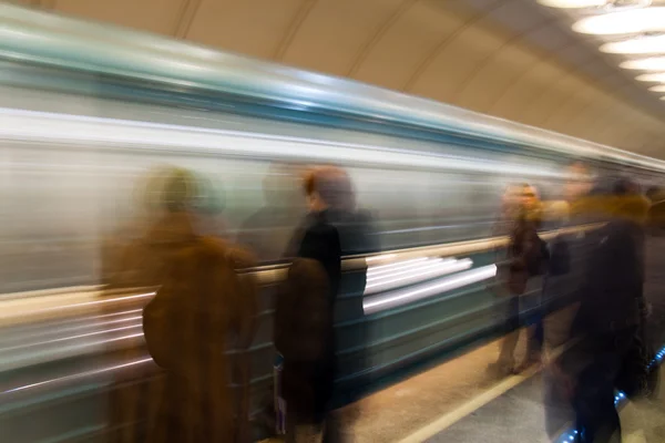 Väntar på tåget i tunnelbanan — Stockfoto