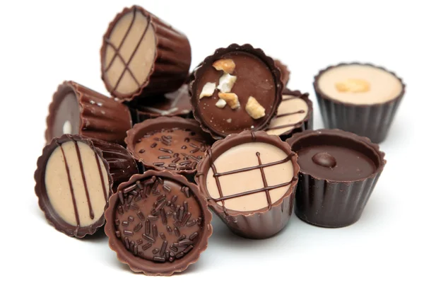 Cioccolatini misti mucchio su bianco — Foto Stock
