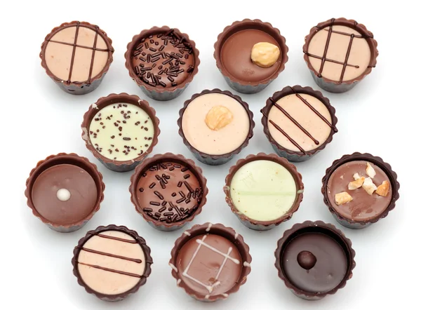 Chocolates mistos sobre branco — Fotografia de Stock