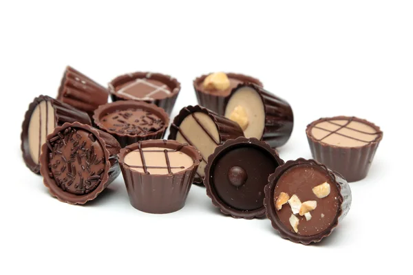 Smíšené čokolády haldy na bílém pozadí — Stock fotografie