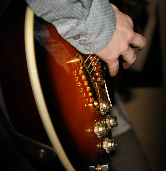 Dedos na guitarra — Fotografia de Stock